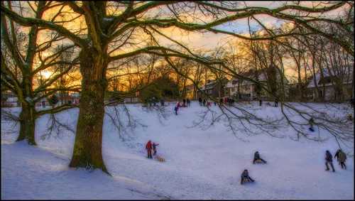 Winterlandschaft mit rodelnden Kindern