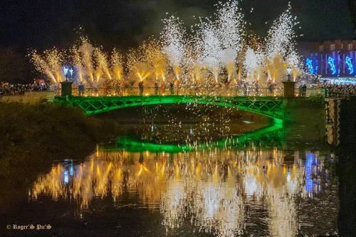 "Squibbing The Bridge" MERRY CHRISTMAS,  (pips)