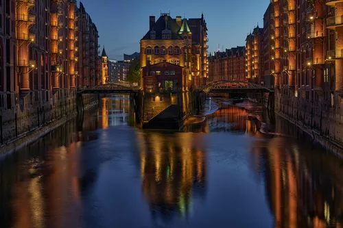 Blick von der Poggenmühlenbrücke zur blauen Stunde / HFF